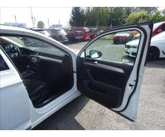 Volkswagen Passat 2,0 TDi DSG Highline,2xkola,DPH - 21