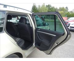 Volkswagen Golf 1,6 TDi Match,Webasto,auto klima - 23