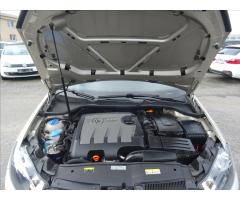 Volkswagen Golf 1,6 TDi Match,Webasto,auto klima - 36