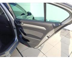 Volkswagen Passat 2,0 TDi DSG NAVI LED TEMPMAT - 23