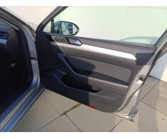 Volkswagen Passat 2,0 TDi REZERVOVÁNO DSG NAVI LED TEMPMAT - 26