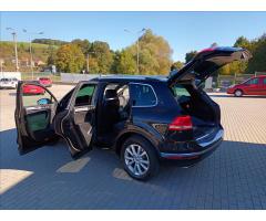 Volkswagen Touareg 3,0 V6TDI,ČR,1MAJ,SERVISKA,KŮŽE, - 9