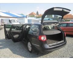 Volkswagen Passat Variant 2.0TDi DSG Highline, aut. KLIMA - 32