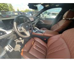 BMW X6 M60i, Nezávislé, Tažné, Masáže - 11