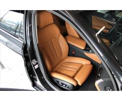 BMW Řada 5 530d xDrive Touring Luxury Line - 38