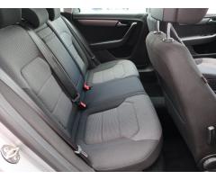 Volkswagen Passat 2.0 TDI 103kW - 13