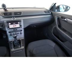 Volkswagen Passat 2.0 TDI 103kW - 11