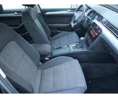 Volkswagen Passat 2.0 TDI 90kW - 12