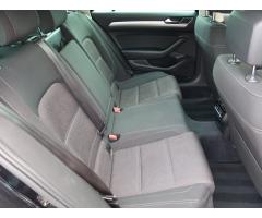 Volkswagen Passat 2.0 TDI 110kW - 13