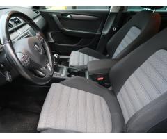 Volkswagen Passat 2.0 TDI 103kW - 17