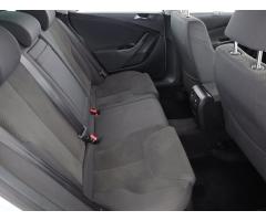 Volkswagen Passat 2.0 TDI 103kW - 11