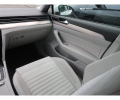 Volkswagen Passat 2.0 TDI 110kW - 11