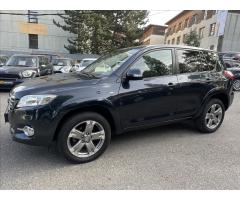 Toyota RAV4 2,2 EXCLUSIV+KRASNÝ STAV ! - 3